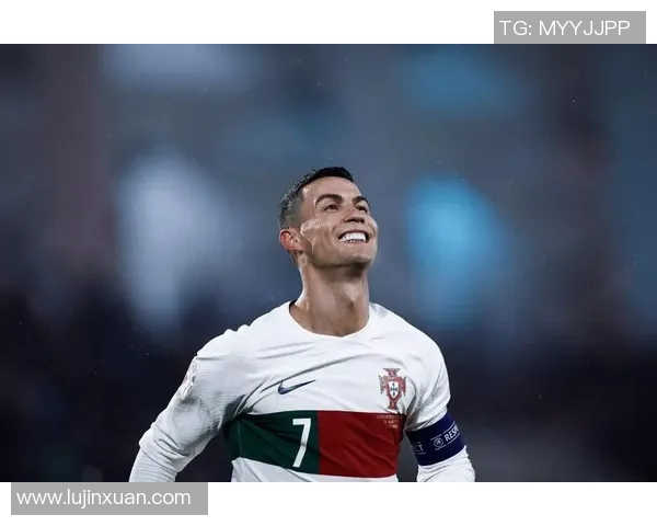 璀璨水晶摆件展现足球明星C罗的风采与荣耀，完美收藏与馈赠之选