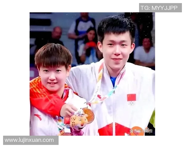 足球明星亲密互动瞬间揭秘友谊与竞技精神的完美结合视频 足球明星亲密互动瞬间揭秘友谊与竞技精神的完美结合视频